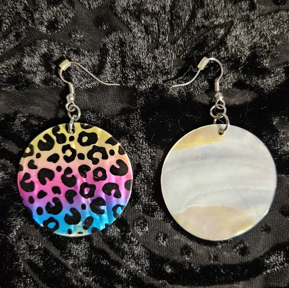 Shell Earrings Painted with Rainbow Leppard Spots - Picture 4 of 4